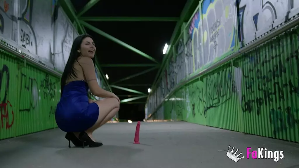 Паола Уайт соблазняет случайных парней, пока она голая на улице: кто из них влюбится в нее?