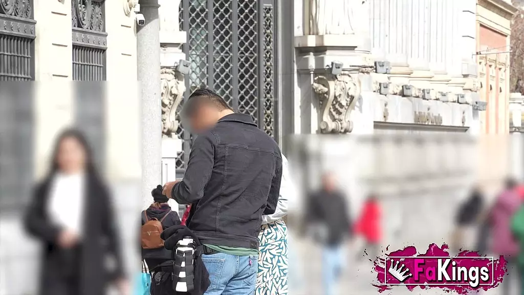 нурия миллан ведет себя как заблудившаяся туристка, чтобы подцепить случайных парней в мадриде!