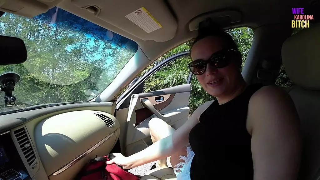 горячая MILF мощно кончает в свой горячий рот в машине с незнакомцами!