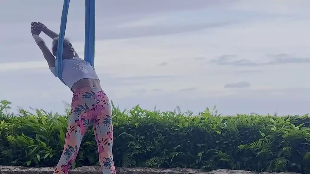 урок йоги в ветреном гамаке