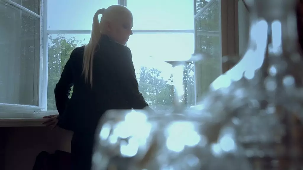 Джесси Вольт выглядит потрясающе, когда она мастурбирует у окна