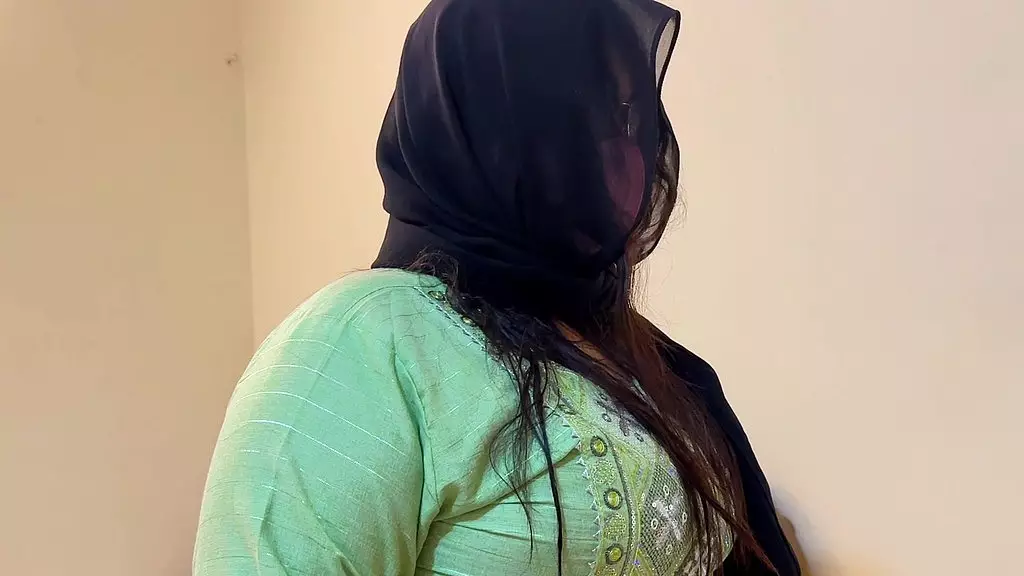 я возбужденная огромная задница, большие сиськи и милая волосатая киска 19-летняя одинокая арабская мусульманка, можешь меня трахнуть