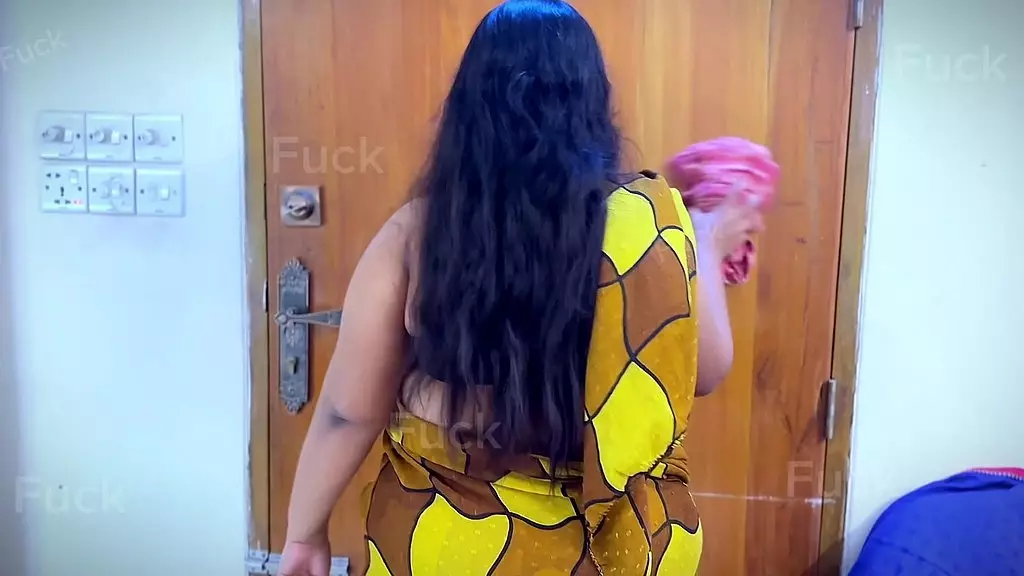 азиатская национальность большая задница и огромные сиськи горничная убирает ближневосточный офис. босс пила и мастурбирует