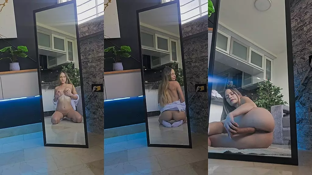 девушка с медиа мастурбирует, когда она уже в моде