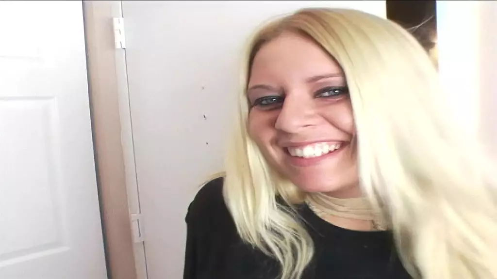 она обрабатывает свою киску, пока член глубоко вонзается в нее, и принимает кончу на лицо с