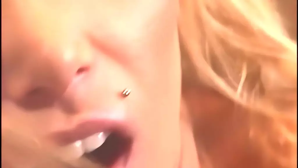 молодая брюнетка courtney star звонит своей мачехе, чтобы узнать, когда она вернется домой,