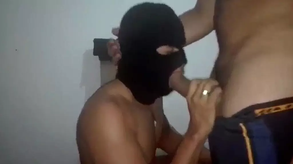 Casado me contratou pra fuder ele depois que a mulher saiu pro trabalho e ainda pediu pra eu levar um amigo. часть II