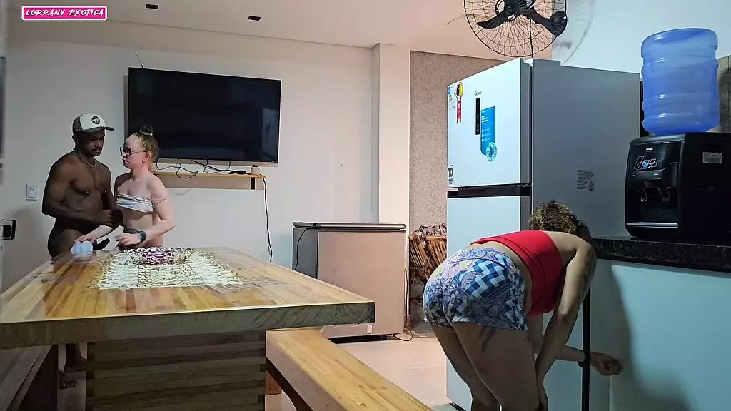 enteada quer ter relacao na cozinha mas o sexo termina no Quarto