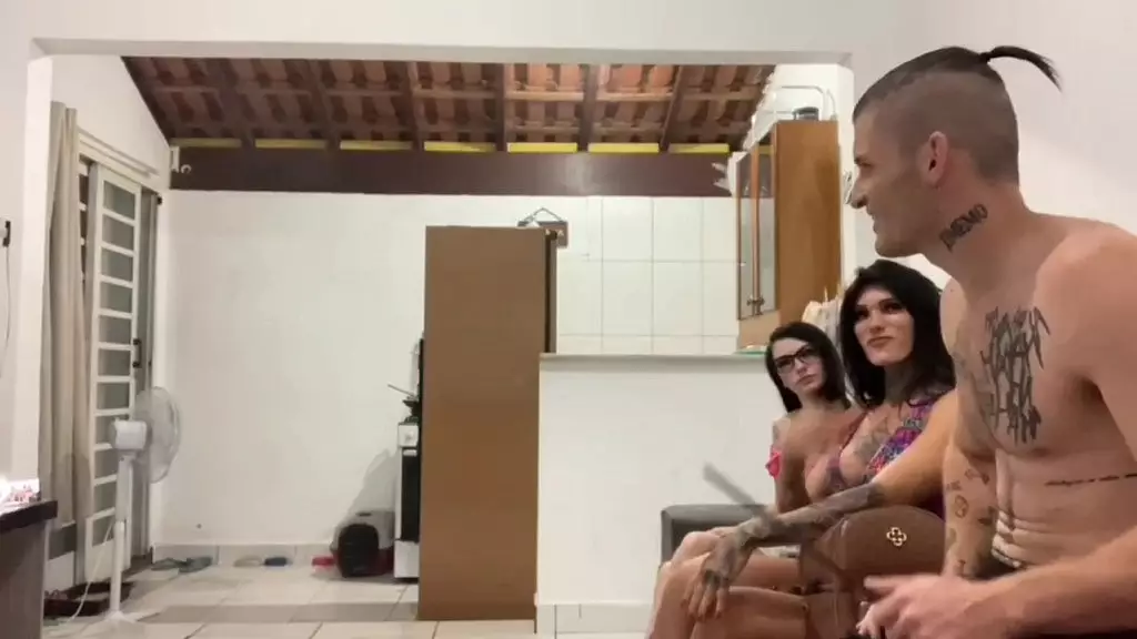 Amiga Trans da Minha Namorada Foi Em Casa, Enquanto Minha Namorada Foi Tomar Banho Comi o Cu da Amiga Dela