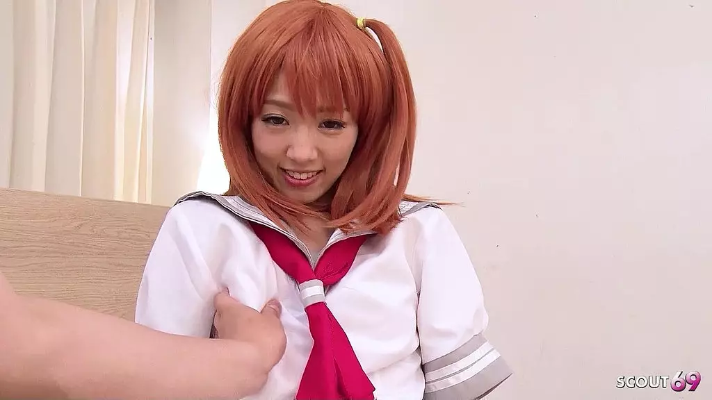 миниатюрная рыжеволосая девушка-кослей получает неотцензурное глубокое проникновение в японское порно