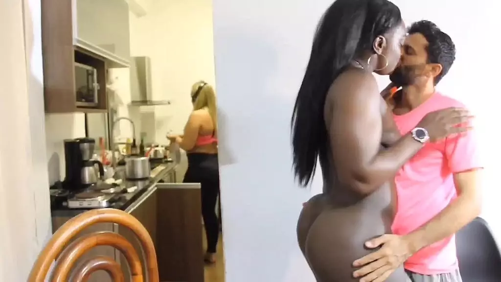 comendo a amiga da minha esposa na sala com ela na cozinha tesao com alessandra maia e fernanda Chocolate gozei gostoso na адреналина