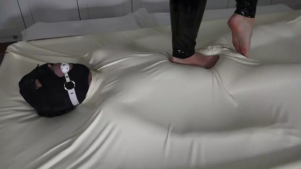 Cruel Reell s вакуумная кровать топтание!