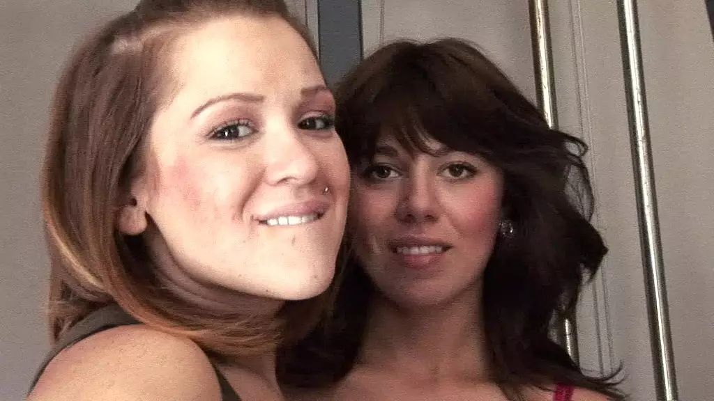 Мила и Миши играют с ремешком на дилдо и трахают друг друга им