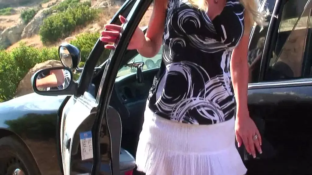 Красивая светловолосая мамочка Сэнди кипит, раздвигает свои пышные ягодицы и