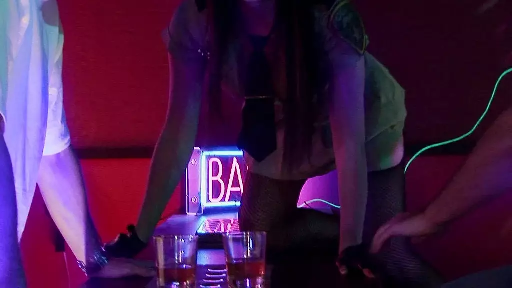 азиатская девушка-подросток принимает большой черный член