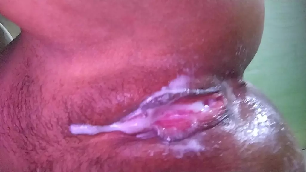 я скакал на члене соседа, и когда его мама пришла домой, мы побежали ко мне домой и продолжали трахаться, пока он не кончил внутрь