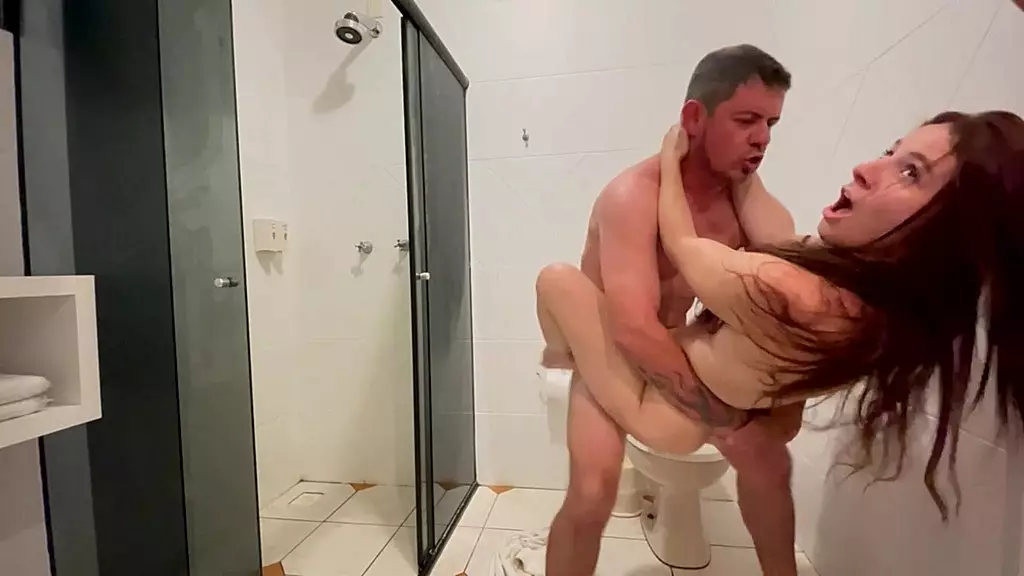 эра Pra Ser escondido no Banheiro mas ela Gritou Tanto que os vizinhos escutaram