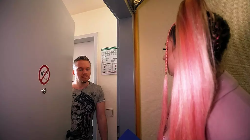 нимфоманка-работница отеля обманом заставляет гостя заняться сексом в его номере