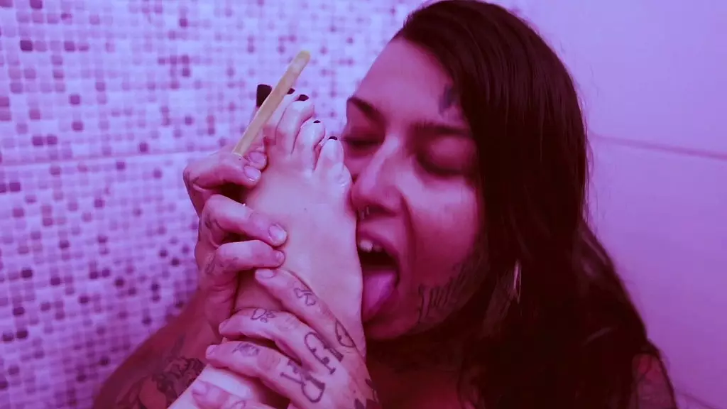 пожирай мои кремовые пальцы ног, как вкусное мороженое