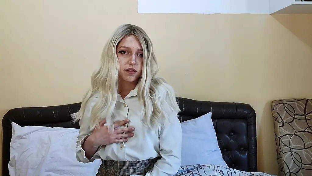 Криста Шайанн приходит домой после тяжелого дня и ласкает свою мокрую киску