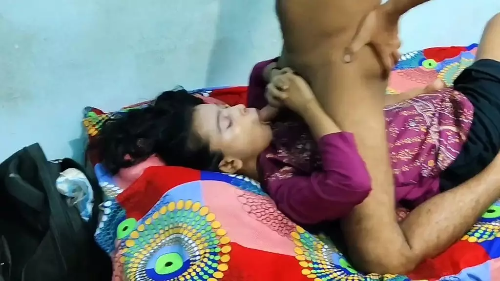 индийская девушка-подросток мучительно занимается сексом со своим бывшим парнем с громкими стонами