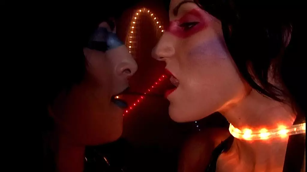 Эмбер Рэйн позволяет черному парню вытащить ее бутон розы