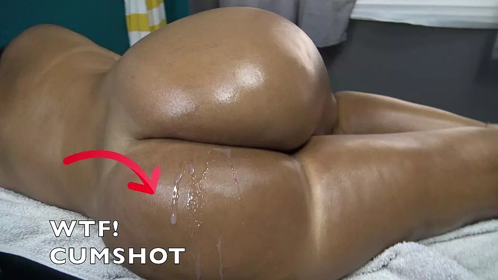 муж смотрит, как массажист делает массаж его жене - массажист дергает и кончает на ее толстую задницу - `