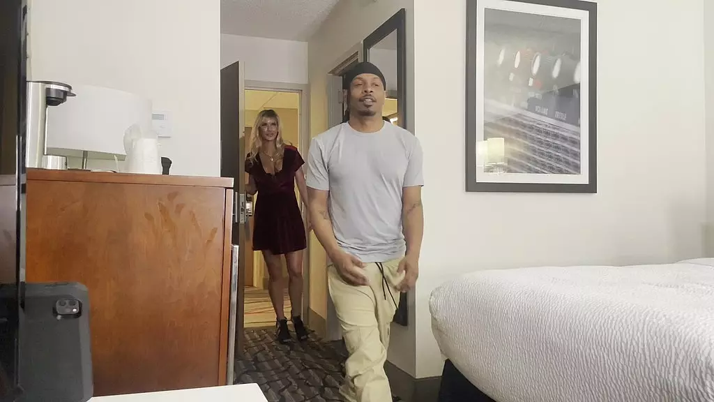 несчастный случай в отеле Кэсси Бендер и Сифона