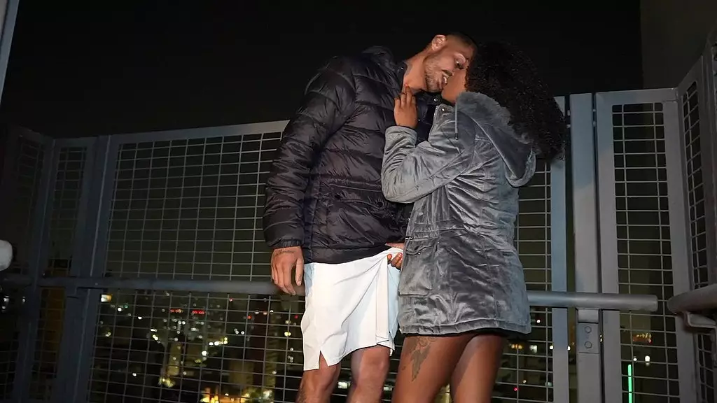 casal de nomorados safados transando na escada ao ar livre livre