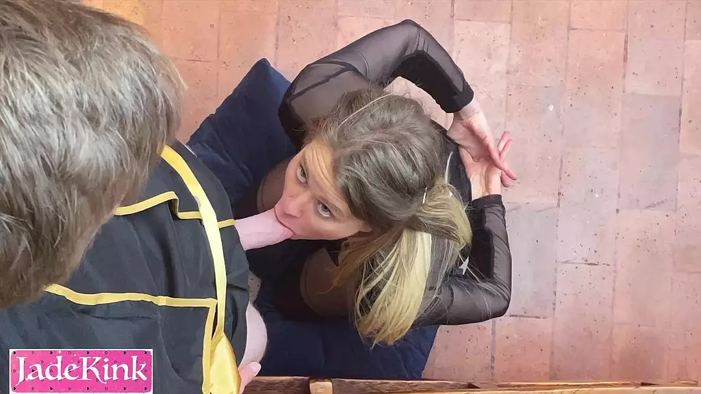 Извращенец-священник насильно заставил меня тайно сосать его член