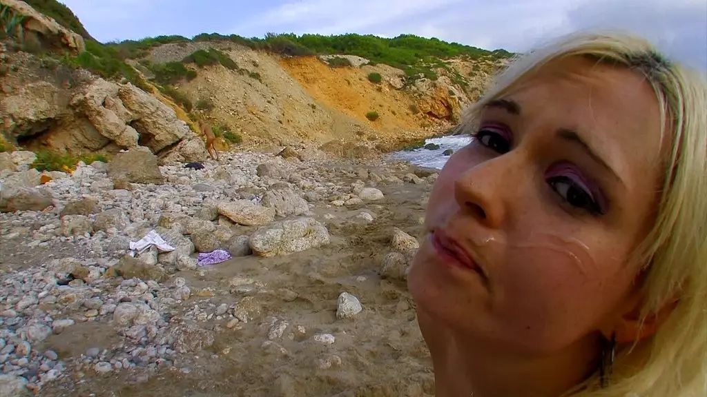 milf maxia растягивает свою вагину большим черным членом