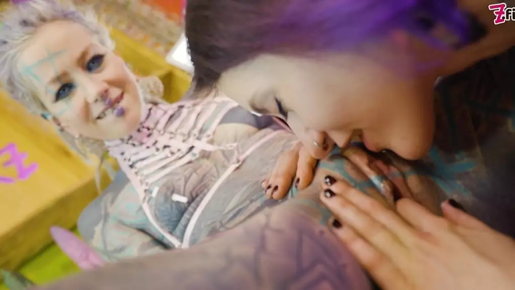 две стройные милашки трахаются с военнослужащим с толстым членом