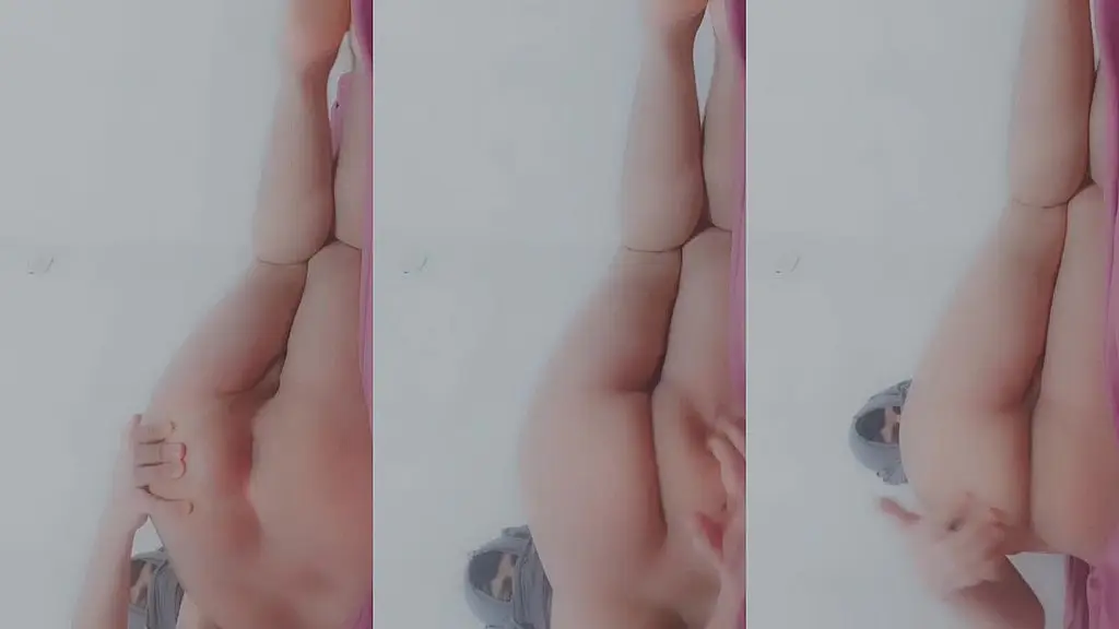 hot bottom gay showing his body سالب ممحون يعرض جسمه متناك محتاج حد نيك طيزه