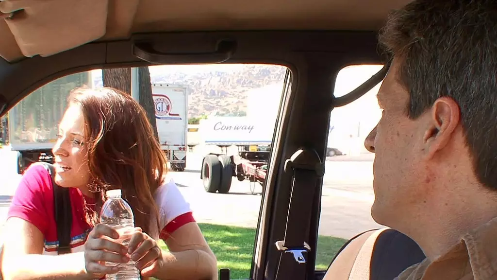 Кали Картер отсасывает своему отчиму, который намного старше ее