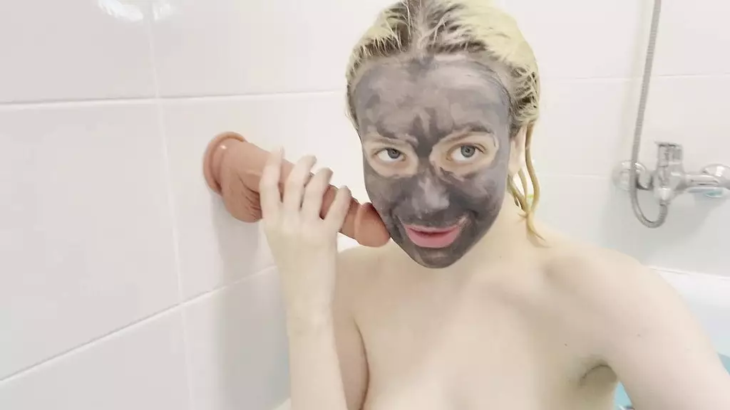 diana verhiniz сексуальная худенькая блондинка с маленькими сиськами соло играет с дилдо в ванне