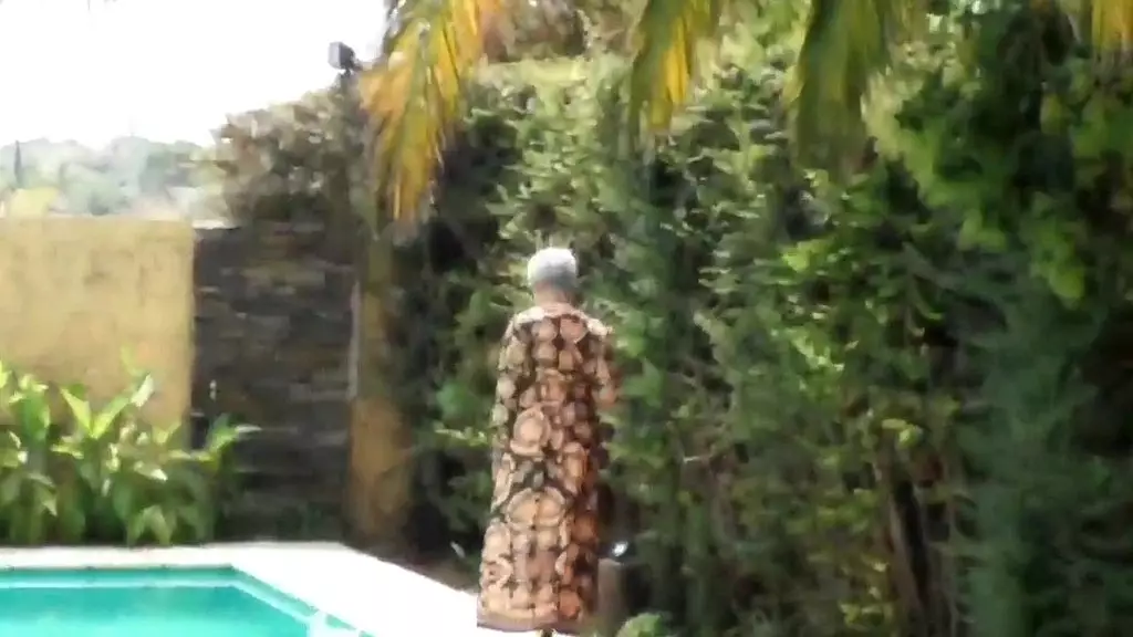 le miente y lo engana al marido con el Piletero, le llena la concha de leche y la deja embarazada parte 1