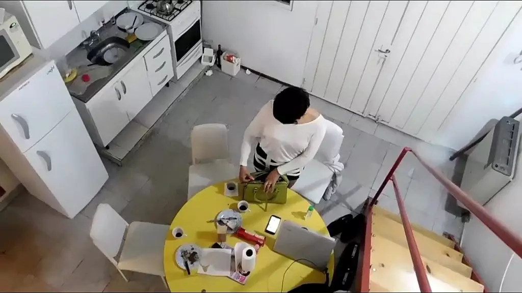 шлюха находится в отделе и дает ей урок, чтобы ее обучить 6