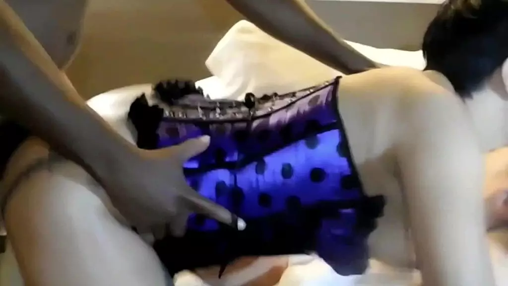 межрасовый, уничтожает ее задницу и наполняет ее молоком 4