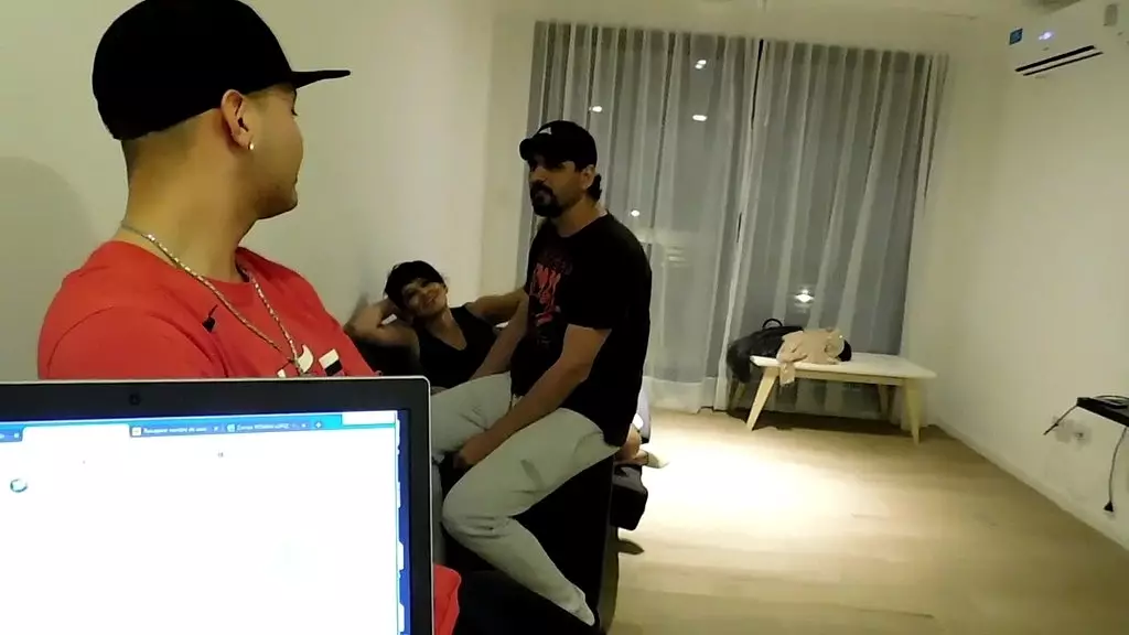 мой старик пошел за покупками и мы начали трахаться с моей мачехой 