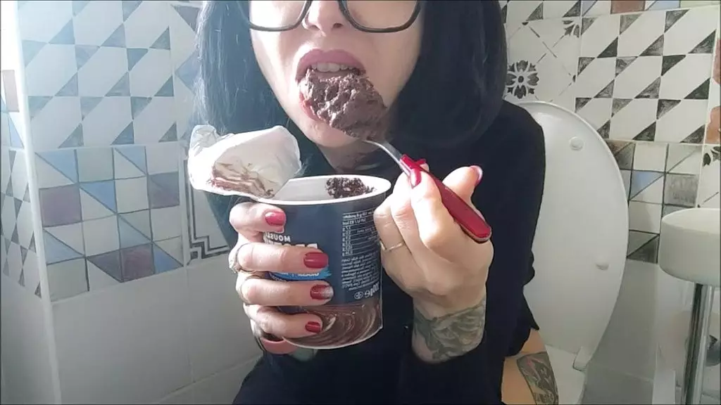 chantalchannel - закуска, полная коричневого цвета, прямо на унитазе