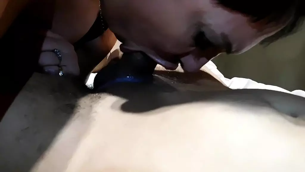 жена инфомана ужасно сосет член с одним из ее мужей и сыном из нее