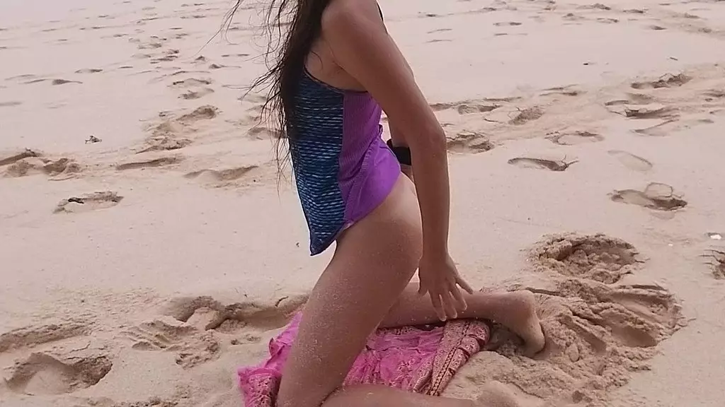 розовая анальная пробка для пляжной йоги # йога Глории без трусиков на диком пляже