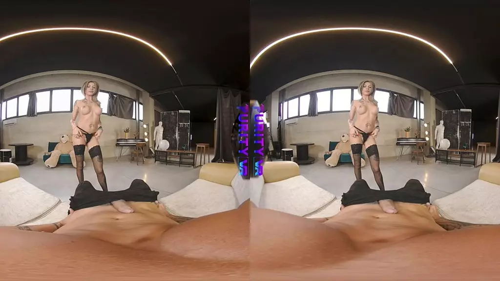 шлюха милфа Валерия получает свою киску в vrporn