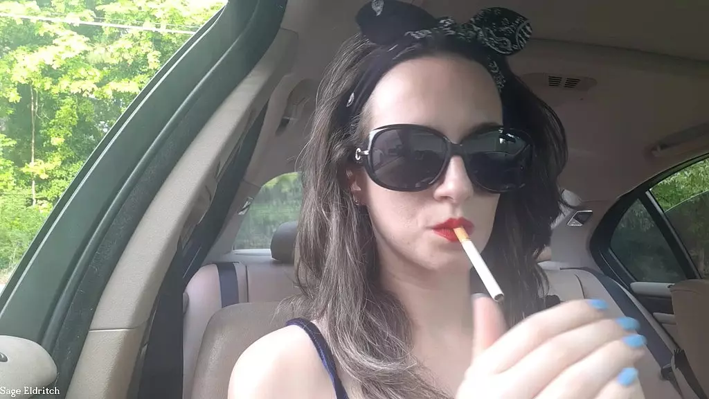 Сейдж Элдрич красная помада курит сигарету: вдыхает и выдыхает