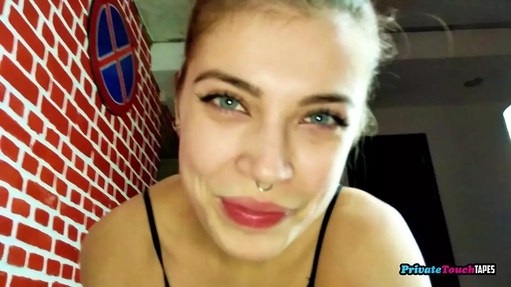 моя красота делает член моего сводного брата твердым, я сосу его член и позволяю ему кончить в мою киску