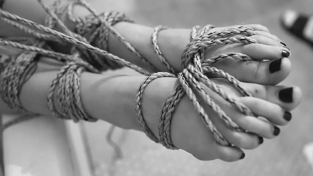 мои связанные ноги тебе нравятся?