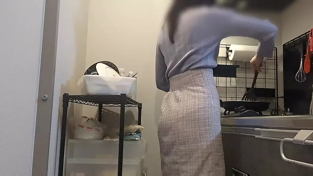 卵焼き作った後にあそこが熱くなっちゃって我慢できずにお尻突き出しながら触り始める巨乳女子