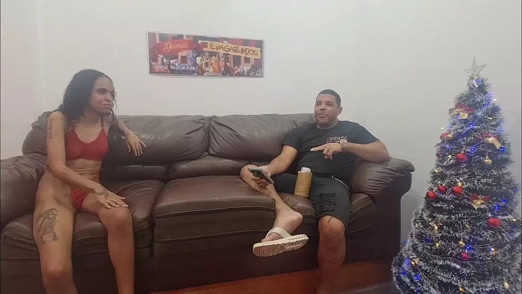 parte-02 no mes do natal... dessinha a surfistinha faz revelacoes no so com leo ogro: - quero fuder com com 08 homens, fodi com dois e gostei