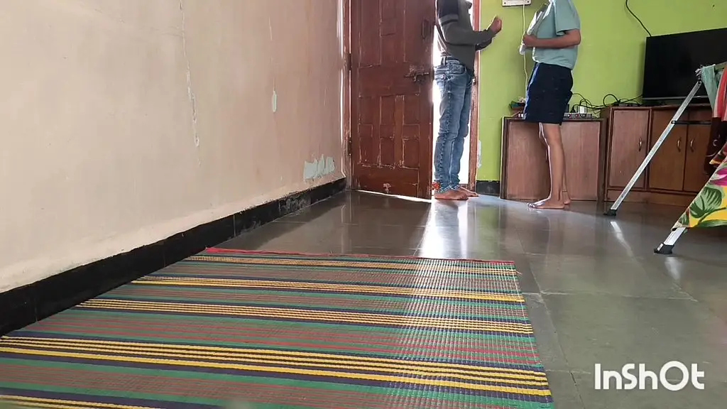 indian girl gives her wet pussy to delivery guy instead of money.