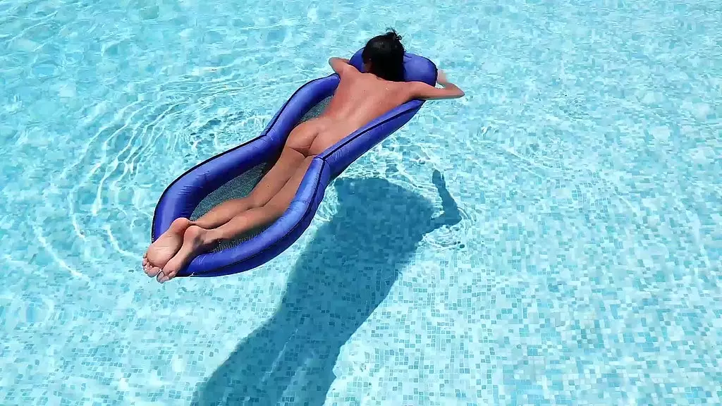 публичный! горячая задница трахается посреди бассейна